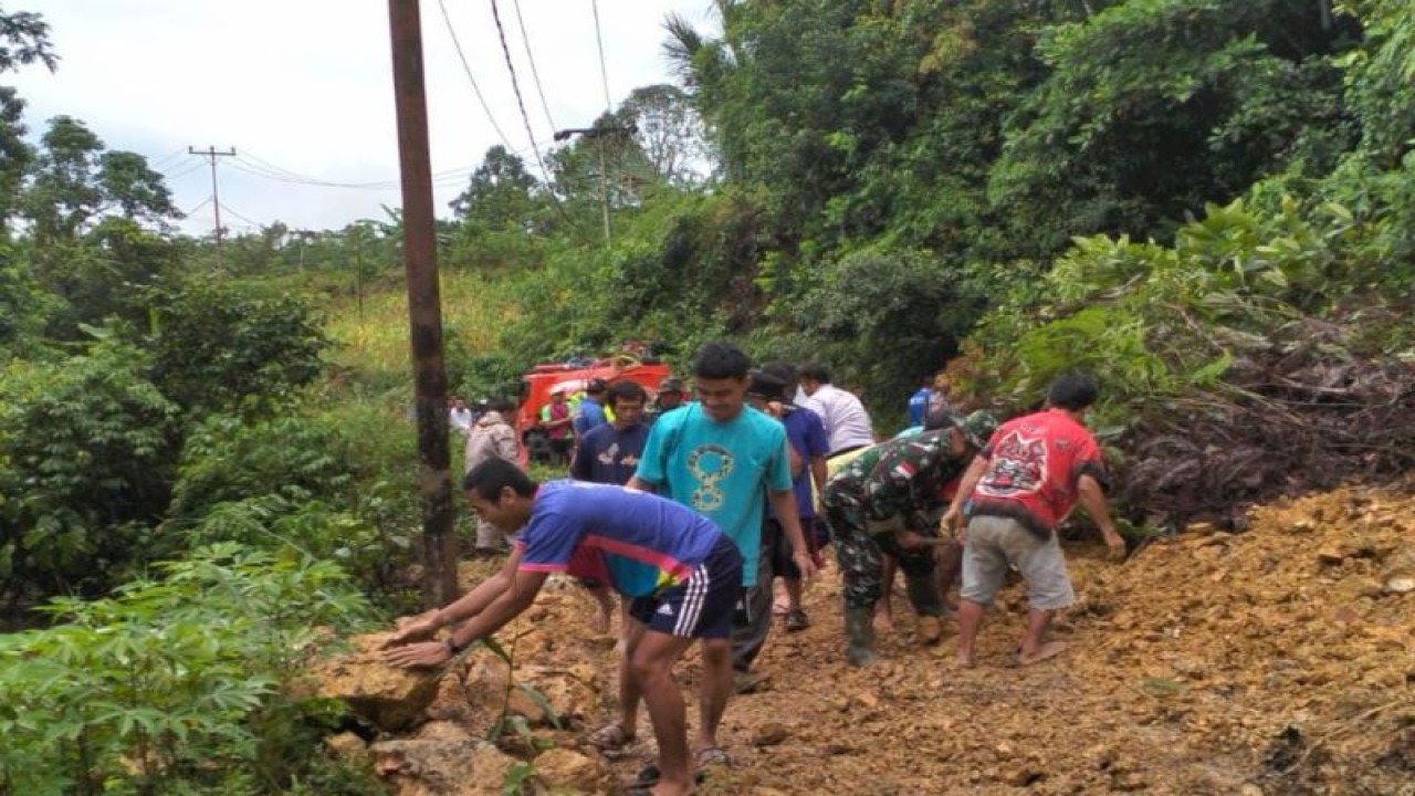 Bencana longsor menutup jalan di Bengkayang (ANTARA/Wati)