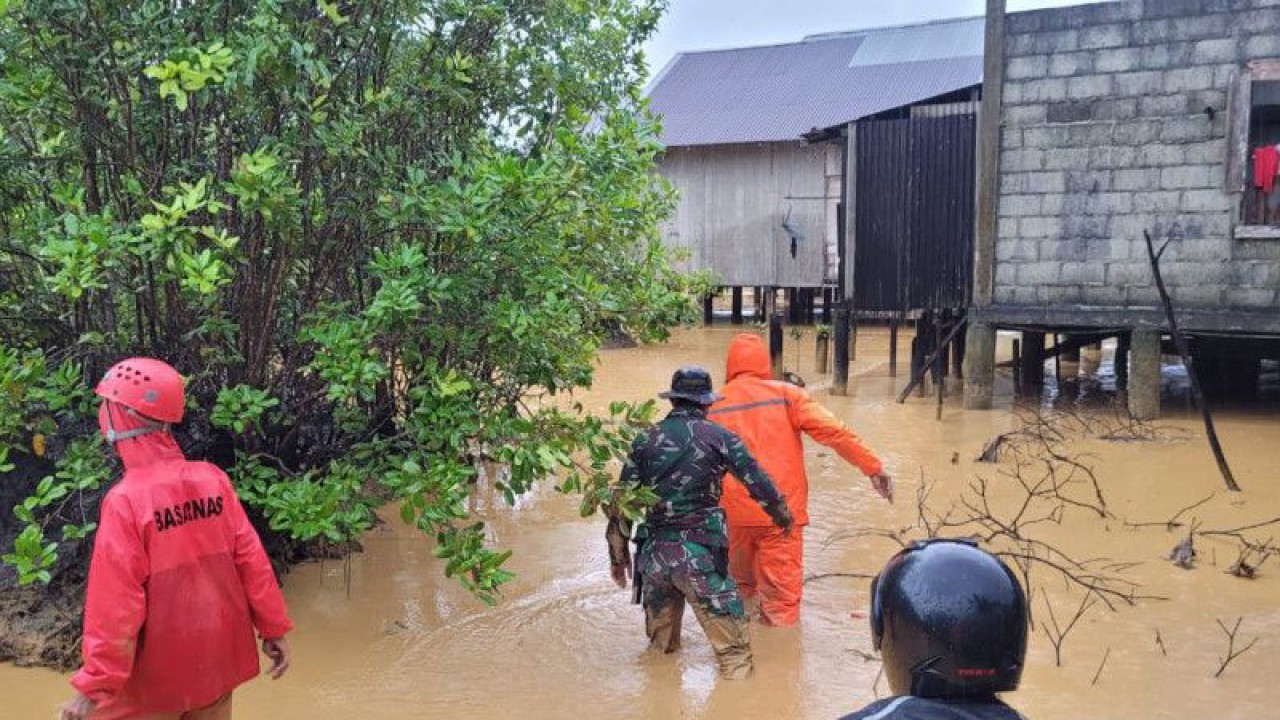 Petugas gabungan mencari korban yang tertimbun tanah longsor di Pulau Serasan, Kabupaten Natuna, Kepulauan Riau, Selasa (7/3).(ANTARA/HO-BPBD Kepri)