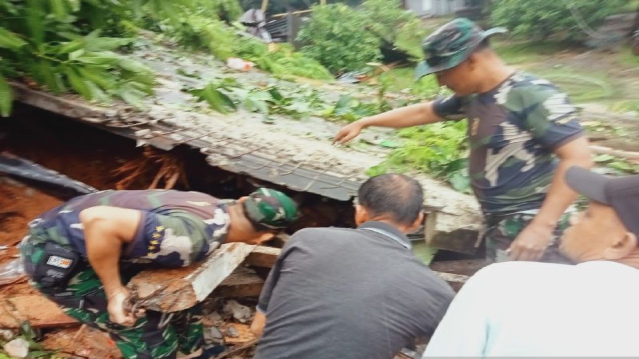 Petugas gabungan mencari korban tanah longsor di Pulau Serasan, Kabupaten Natuna, Kepulauan Riau,Selasa (7/3) (ANTARA/Nikolas Panama)