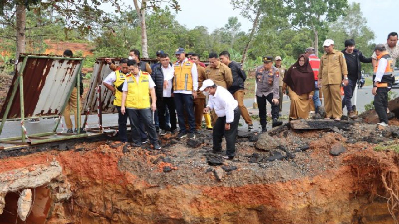 Tim dari Balai Pelaksanaan Jalan Nasional Kepri, yang didampingi sejumlah sejumlah pejabat Pemkab Bintan meninjau kondisi jalan penghubung Wacopek dengan Kota Tanjungpinang, Selasa (7/3). ANTARA/HO-Diskominfo Bintan