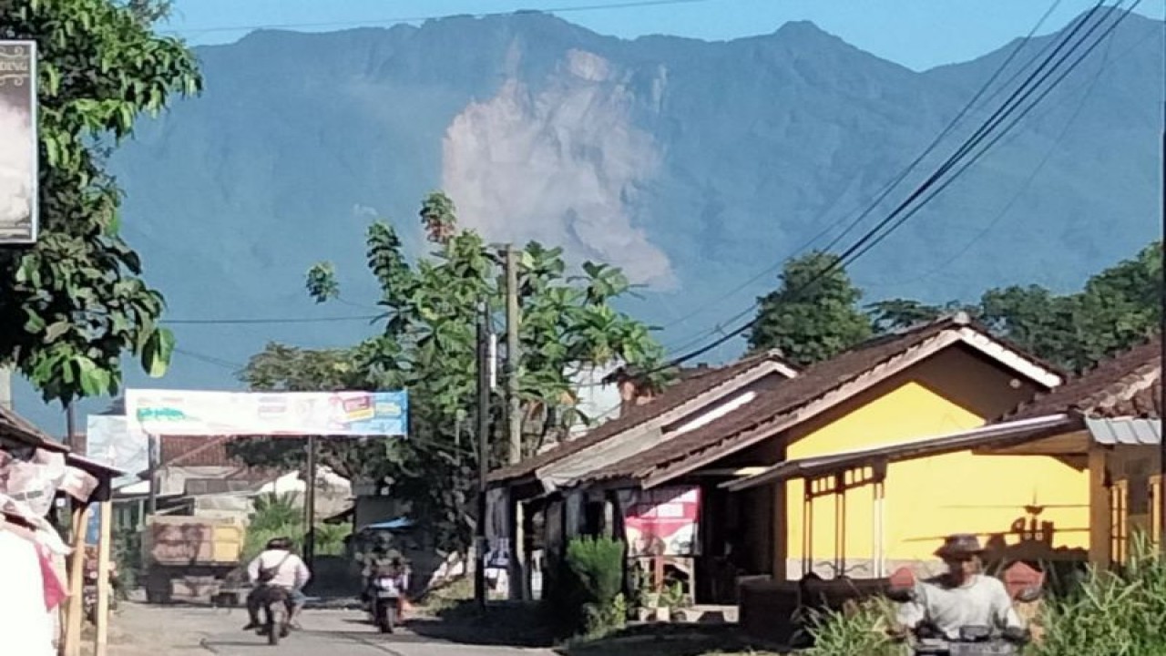 Longsoran tanah tebing di Gunung Galunggung, Kabupaten Tasikmalaya, Jawa Barat. (ANTARA/HO-BPBD Tasikmalaya)