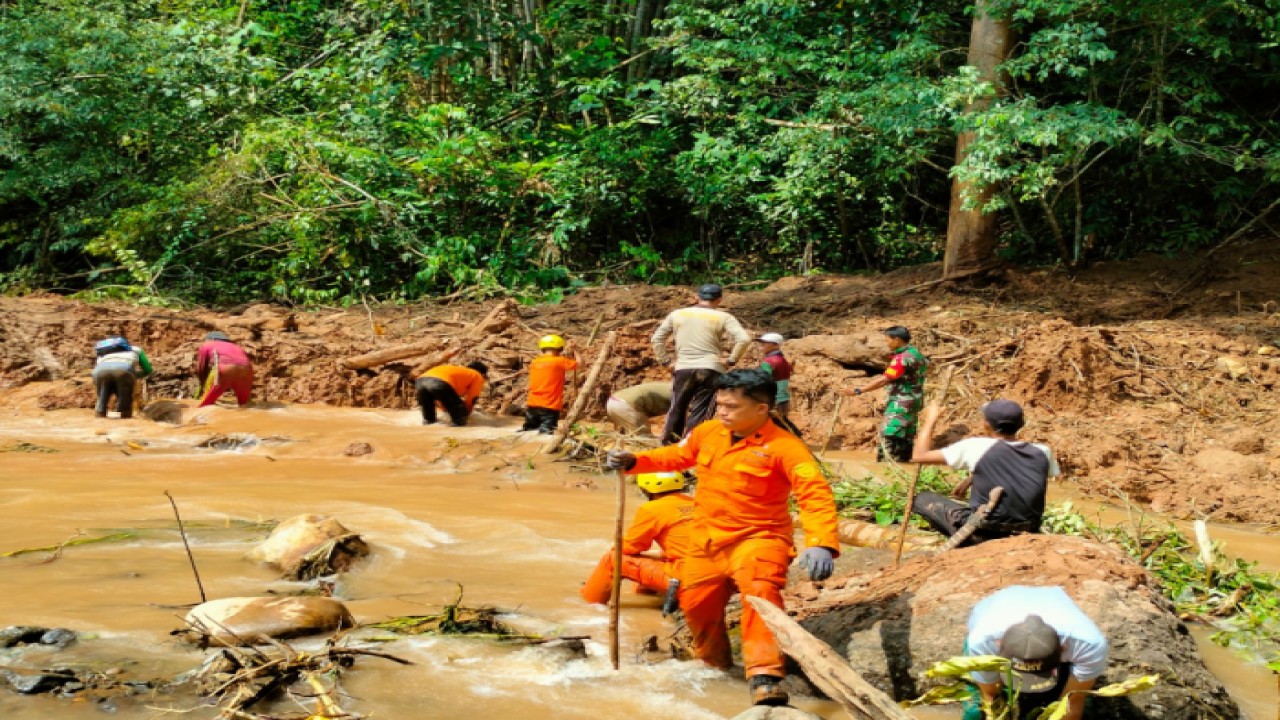 Petugas berupaya menemukan warga yang dilaporkan hilang setelah tanah longsor di Kabupaten Way Kanan, Provinsi Lampung, Senin (13/3/2023). (ANTARA/HO-BNPB)