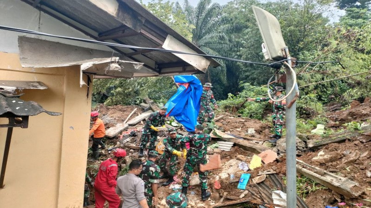 Suasana pencarian korban longsor TPT sepanjang 25 meter rel kereta api menimpa lima rumah di RT07/RW04 Kampung Sirna Sari Kelurahan Empang, Kecamatan Bogor Selatan, Kota Bogor, Jawa Barat menyebabkan 17 korban pada Rabu (15/3/2023) siang. (ANTARA/Linna Susanti)