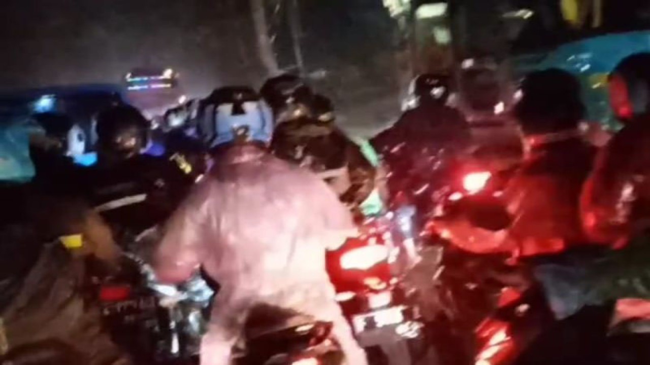 Anteran panjang kendaraan akibat jalur Puncak-Cianjur, Jawa Barat, tepatnya di jalur Sate Sinta-Cijedil, ditutup sementara karena kembali longsor, Senin (20/3/2023) malam.(ANTARA/Ahmad Fikri). (Ahmad Fikri)
