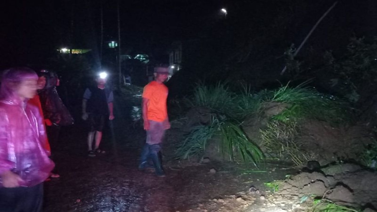 Satgas BPBD Kabupaten Agam sedang berada di lokasi tanah longsor menutup badan jalan di Balingka, Kecamatan Ampekkoto, Senin (20/3) malam.