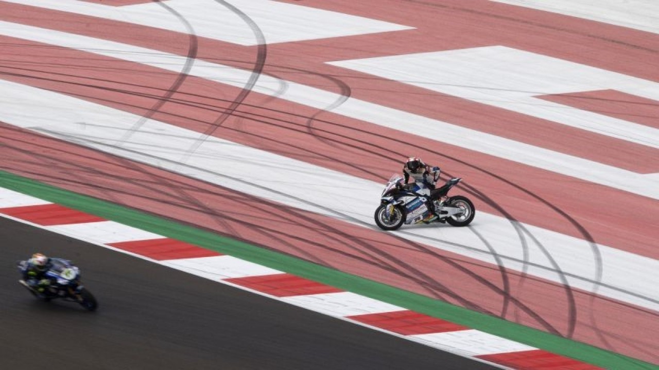Arsip - Pebalap Bonovo Action BMW Loris Baz (kanan) bersiap untuk melanjutkan sesi latihan usai terjatuh pada latihan bebas pertama saat MOTUL FIM Superbike World Championship (WSBK) Indonesian Round 2023 di Pertamina Mandalika International Street Circuit di KEK Mandalika, Lombok Tengah, NTB, Jumat (3/3/2023). ANTARA FOTO/M Agung Rajasa/nym.