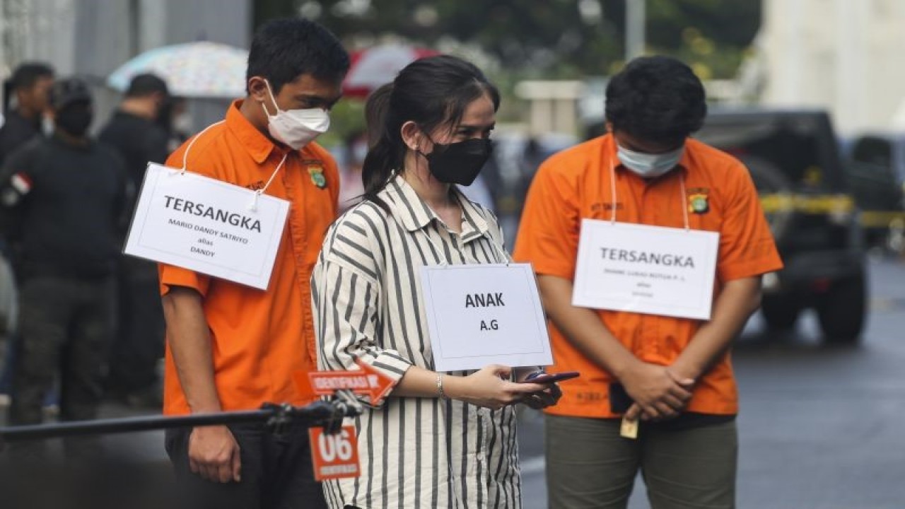 Tersangka Mario Dandy Satrio (kiri), Shane (kanan), dan pemeran pengganti tersangka AG (tengah) memperagakan adegan saat rekonstruksi kasus penganiayaan Cristalino David Ozora di Perumahan Green Permata Residance, Pesanggrahan, Jakarta, Jumat (10/3/2023). Rekonstruksi tersebut memperagakan 40B adegan kasus penganiayaan terhadap Cristalino David Ozora. ANTARA FOTO/Rivan Awal Lingga/tom.