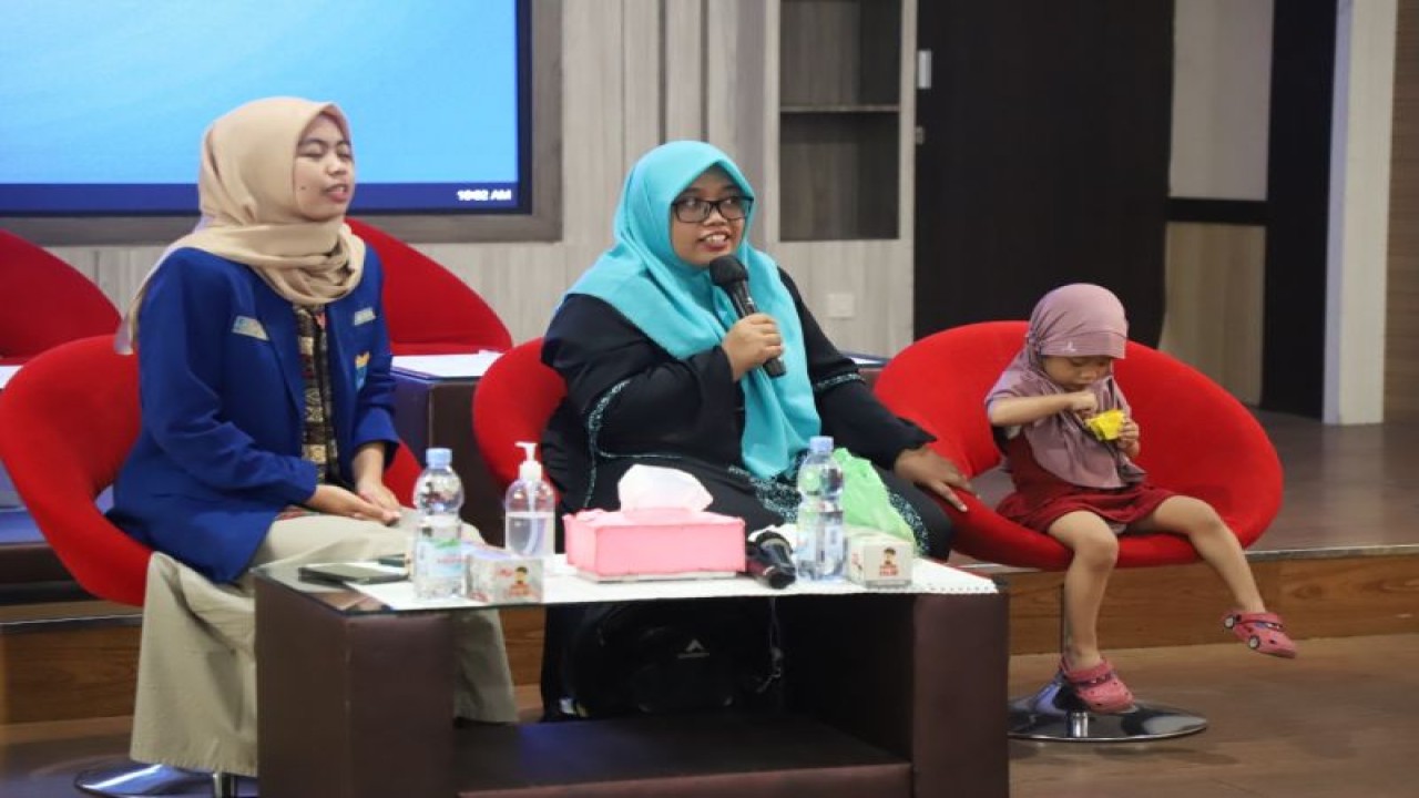 Direktur Legal Resource Centre untuk Keadilan Jender dan Hak Asasi Manusia (LRC-KJHAM) Nur Laila Hafidhoh (tengah). (ANTARA/HO LRC-KJHAM)