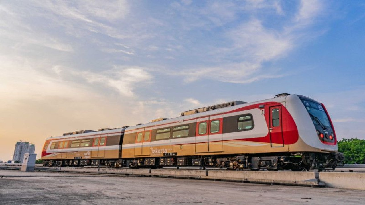 Ilustrasi rangkaian kereta LRT Jakarta di Stasiun Pegangsaan Dua. ANTARA/Ho-LRT Jakarta
