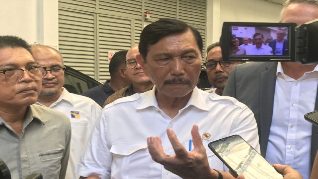 Menteri Koordinator Bidang Kemaritiman dan Investasi Republik Indonesia (RI) Luhut Binsar Panjaitan saat berada di Batam, Kamis (9/3). (ANTARA/Yude)