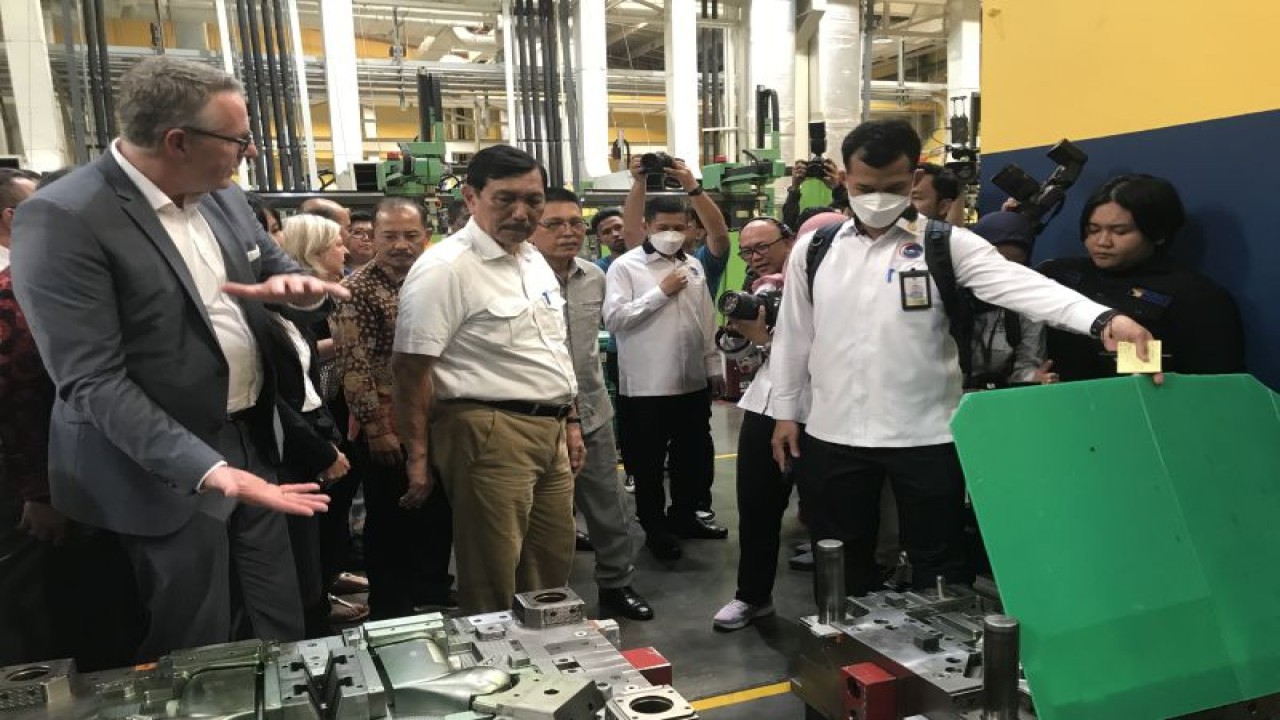 Menteri Koordinator Bidang Kemaritiman dan Investasi Republik Indonesia (RI) Luhut Binsar Panjaitan saat meninjau mesin daur ulang di Batam, Kamis (9/3). (ANTARA/Yude)