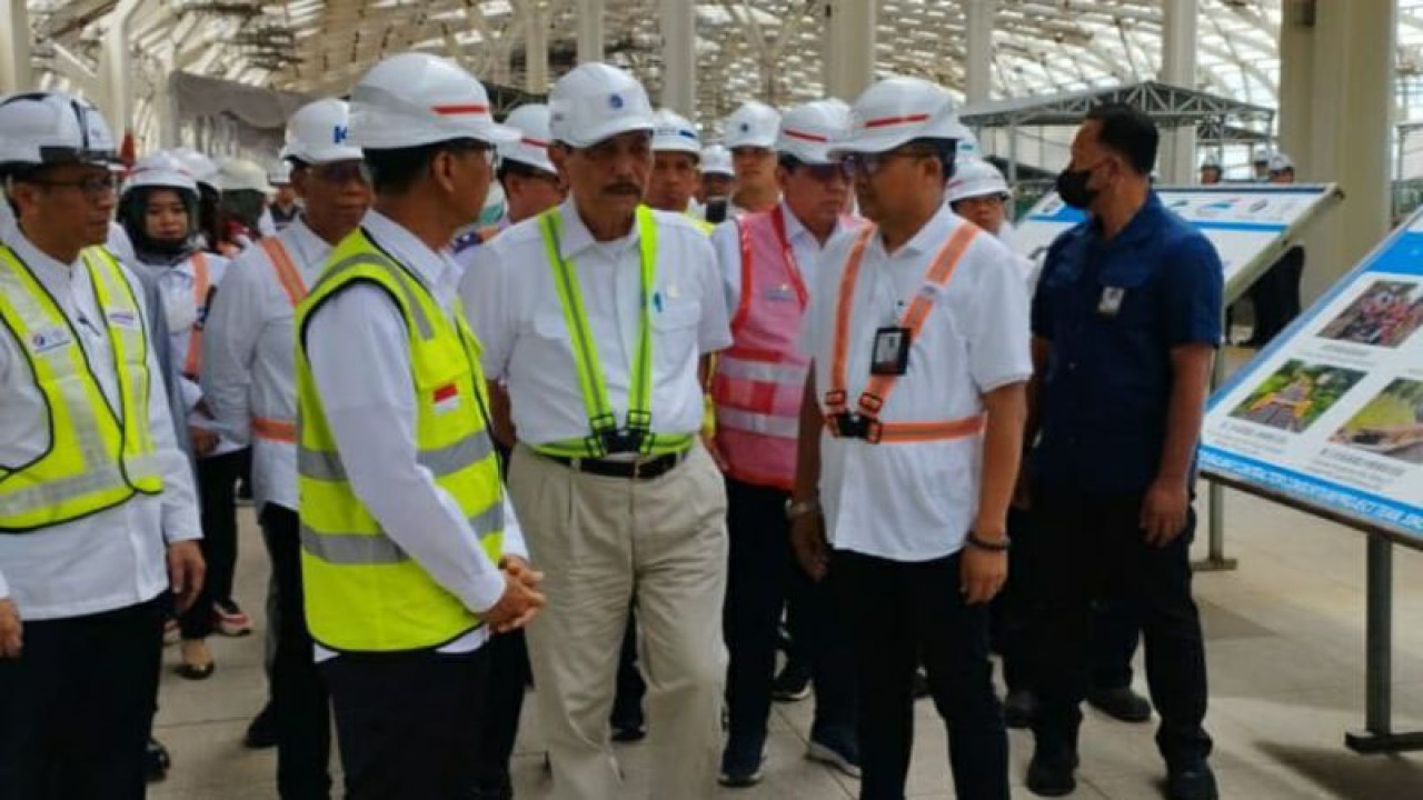 Menko Marves Luhut Binsar Pandjaitan (tengah) di Stasiun Halim, Jakarta Timur, Jumat (31/3/2023) untuk meresmikan penyelesaian pemasangan rel Kereta Api Cepat Jakarta Bandung. ANTARA/Benardy Ferdiansyah