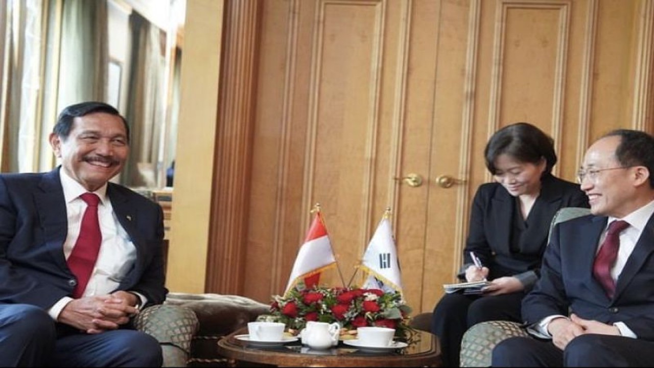 Menko Kemaritiman dan Investasi Luhut Binsar Pandjaitan dalam pertemuan dengan Wakil Perdana Menteri sekaligus Menteri Keuangan Korea Selatan Choo Kyung-Ho. (ANTARA/Instagram @luhut.pandjaitan)