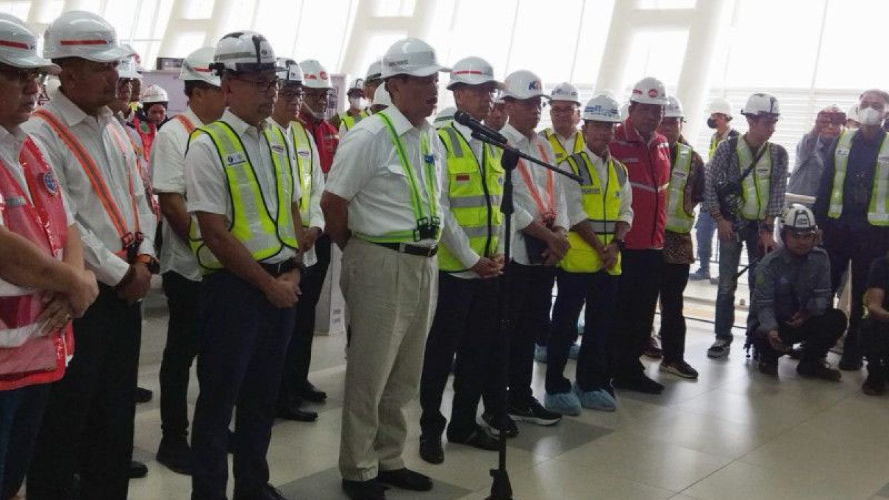 Menko Marves Luhut Binsar Pandjaitan (tengah) memberikan keterangan pers kepada wartawan di Stasiun Dukuh Atas, Jakarta Pusat, Jumat (31/3/2023). ANTARA/Benardy Ferdiansyah