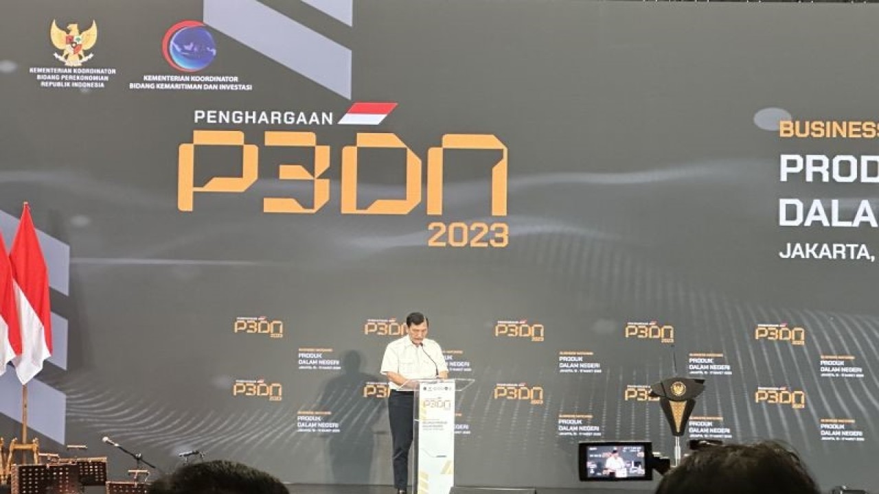 Menteri Koordinator bidang Kemaritiman dan Investasi yang juga Ketua Tim Nasional Peningkatan Penggunaan Produk Dalam Negeri (P3DN) Luhut Binsar Pandjaitan. (ANTARA/ Sella Panduarsa Gareta)