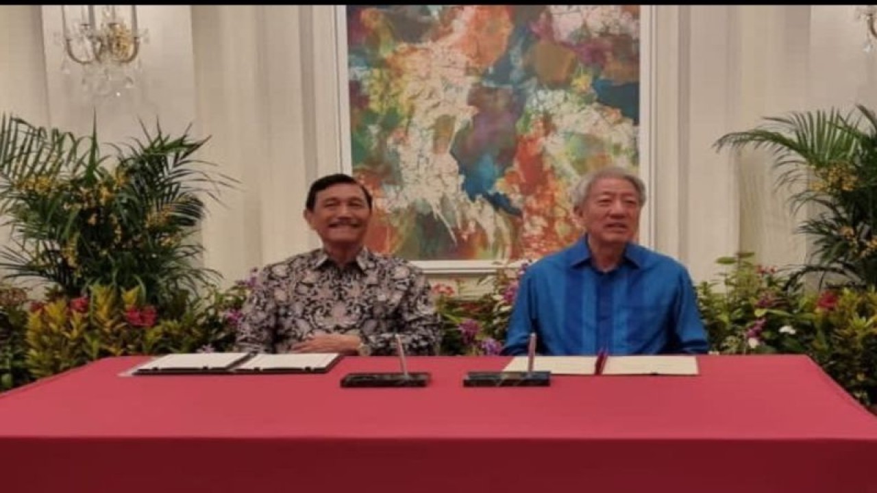 Menteri Koordinator Bidang Kemaritiman dan Investasi (Menko Marves) Luhut Binsar Pandjaitan menandatangani nota kesepahaman (MoU) bilateral dengan Senior Minister Singapura yang juga Menteri Koordinator Keamanan Nasional Teo Chee Hean terkait kerja sama energi terbarukan di Retret Pemimpin Indonesia-Singapura di Singapura, Kamis (16/3/2023). (ANTARA/HO Kemenko Kemaritiman dan Investasi)
