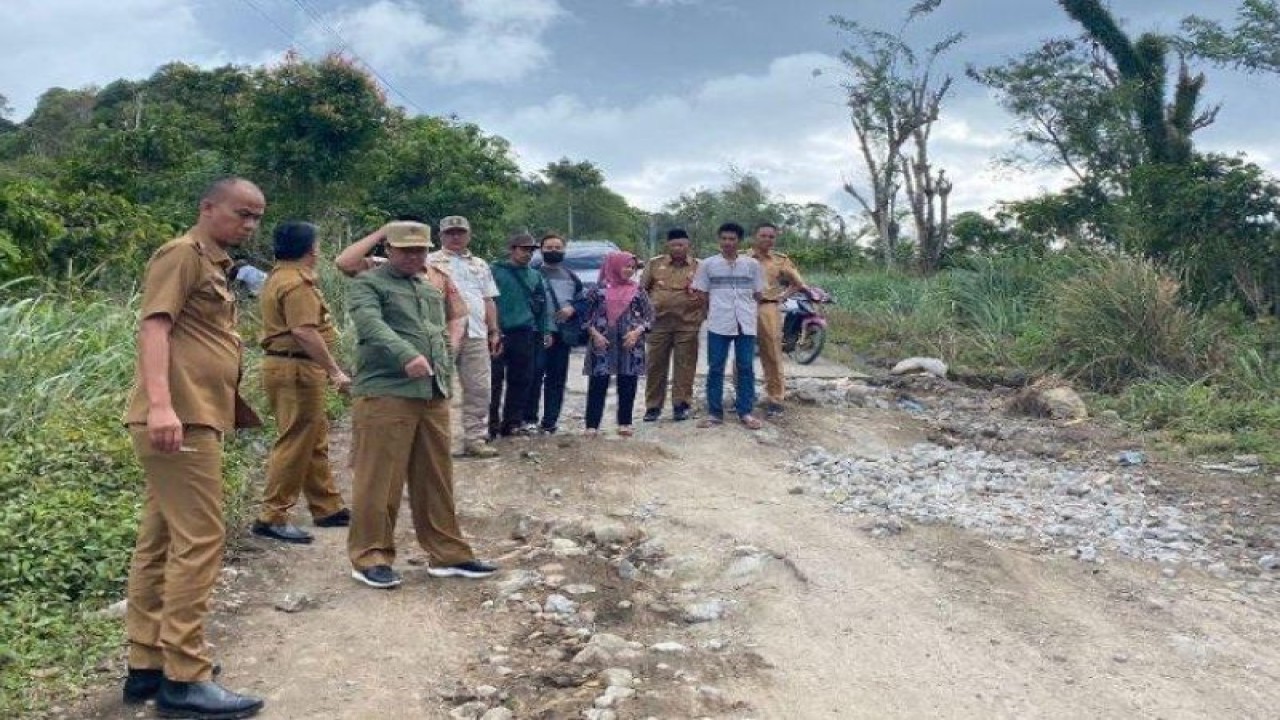 Pj bupati dan warga serta pemerintah terkait meninjau jalan rusak di Lumbok Seminung (ANTARA/HO)
