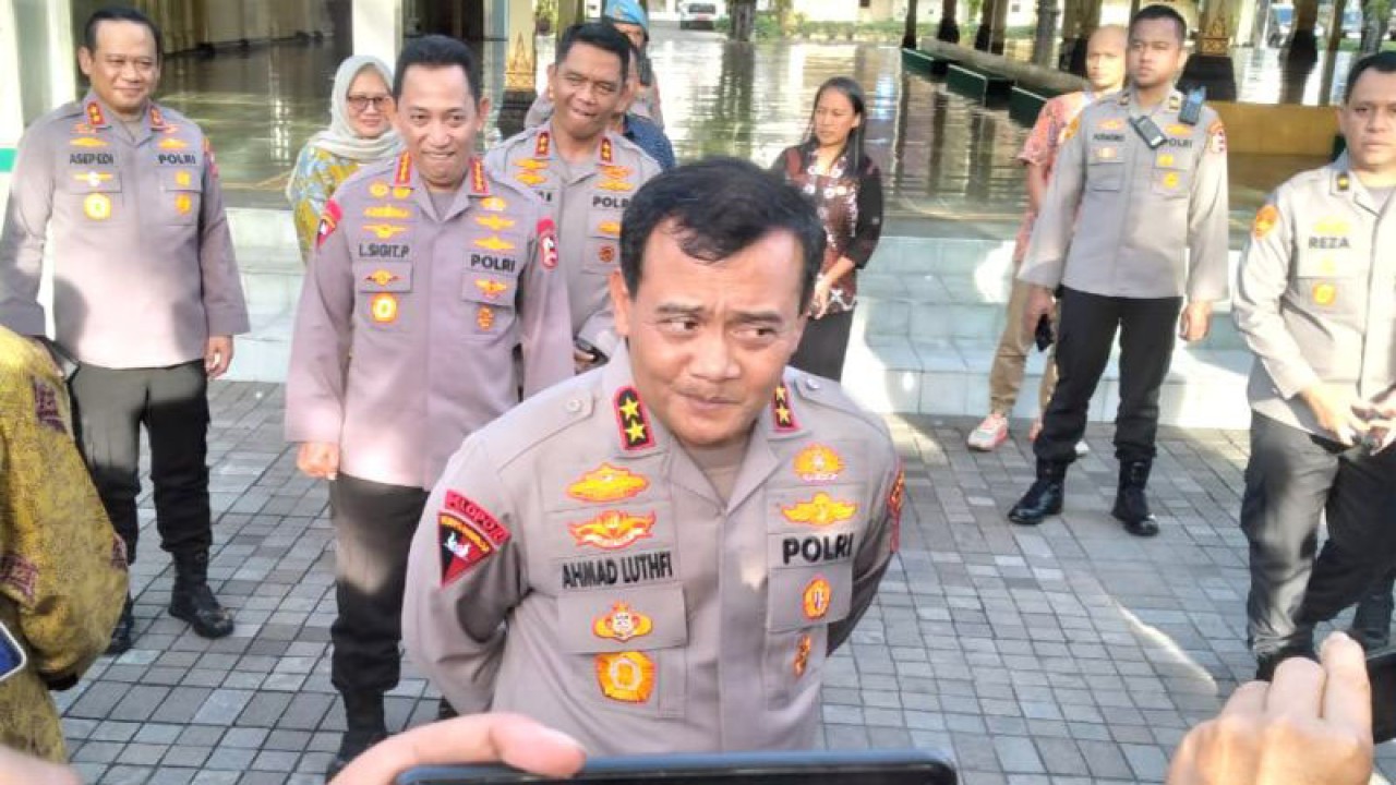 Kapolda Jawa Tengah Irjen Pol. Ahmad Luthfi di sela mendampingi Kapolri Jenderal Listyo Sigit Prabowo di Bangsal Kepatihan, Yogyakarta, Jumat (3/3/2023) (ANTARA/Luqman Hakim)