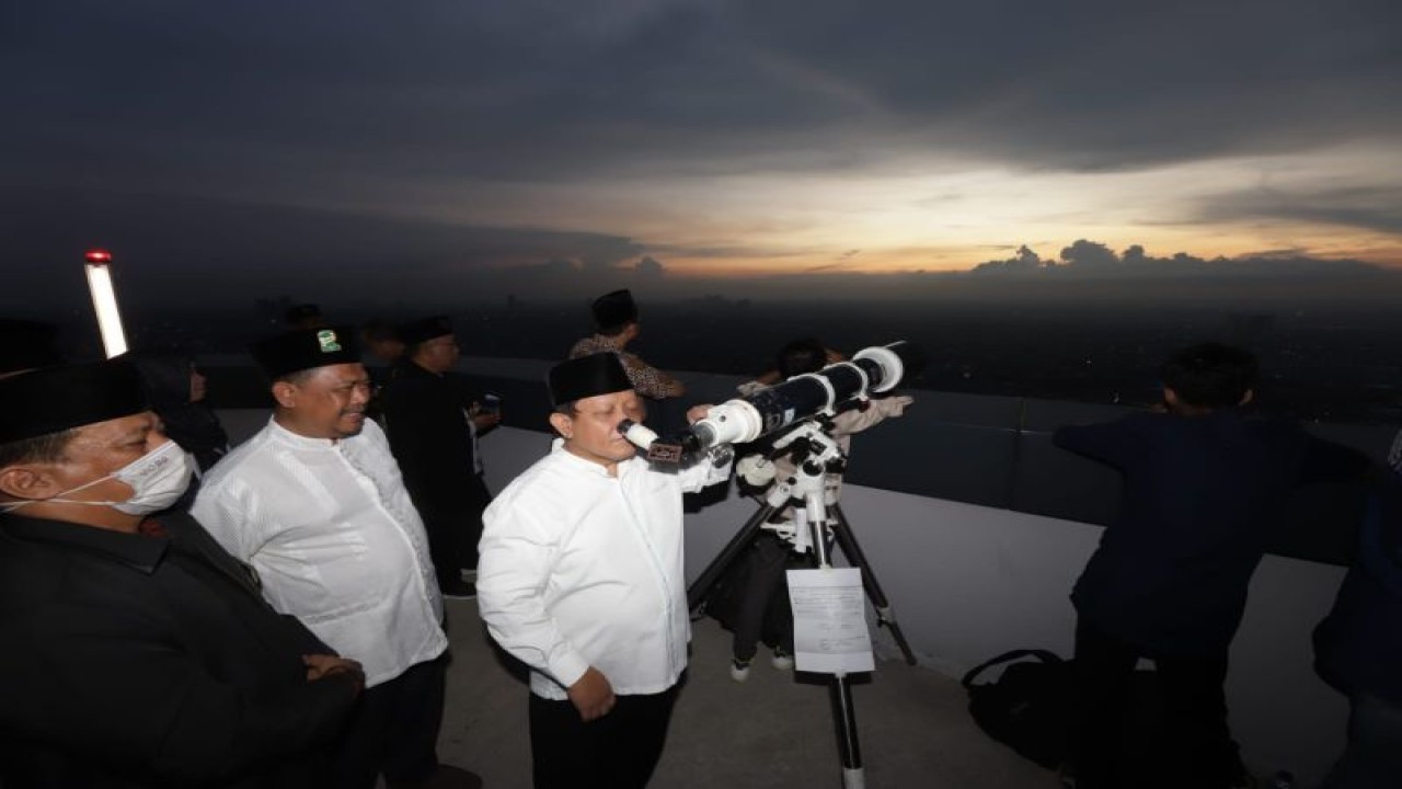 Staf Ahli Bidang Hukum, Politik, dan Pemerintahan Wali Kota Kota Surabaya M. Afghani Wardhana menghadiri pemantauan rukyatulhilal atau penentu 1 Ramadan 1444 H/2023 M di rooftop One Icon Residence Tunjungan Plaza (TP) 6 Surabaya, Rabu (22/3/2023) malam. (ANTARA/HO-Diskominfo Surabaya)