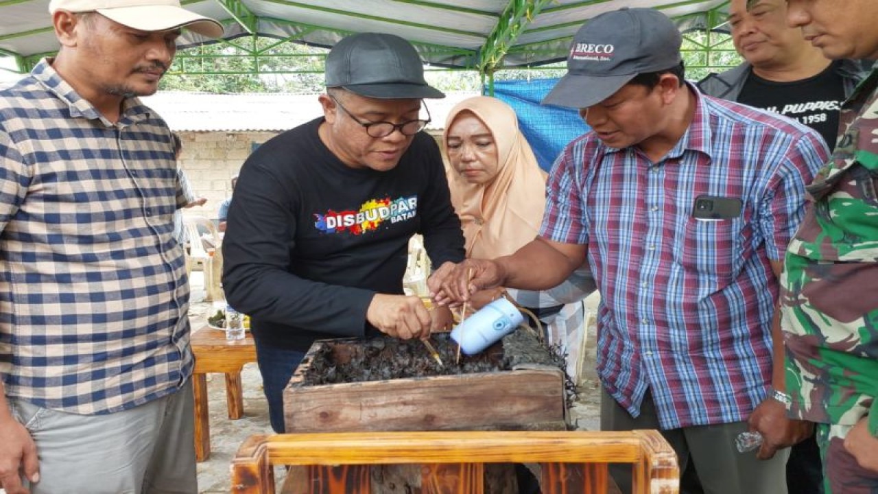 Kepala Dinas Kebudayaan dan Pariwisata Kota Batam Ardiwinata (baju hitam) bersilaturahmi sekaligus panen madu klanceng atau trigona di Kampung Tembesi Bengkel, Kota Batam (ANTARA/HO-Pemkot Batam)