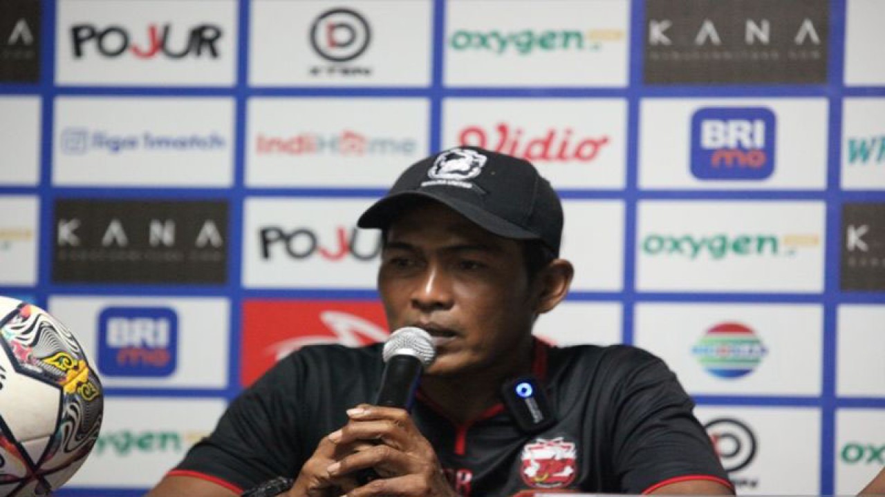 Asisten Pelatih Madura United FC Rakhmad Basuki, Jumat (10/3) menyampaikan keterangan pers tentang kesiapan klub sepak bola itu menghadapi PSS Sleman pada laga lanjutan BRI Liga 1 Indonesia 2022-2023 di Stadion Gelora Madura Ratu Pamelingan, Pamekasan, Sabtu (11/3). (ANTARA/Abd. Aziz)