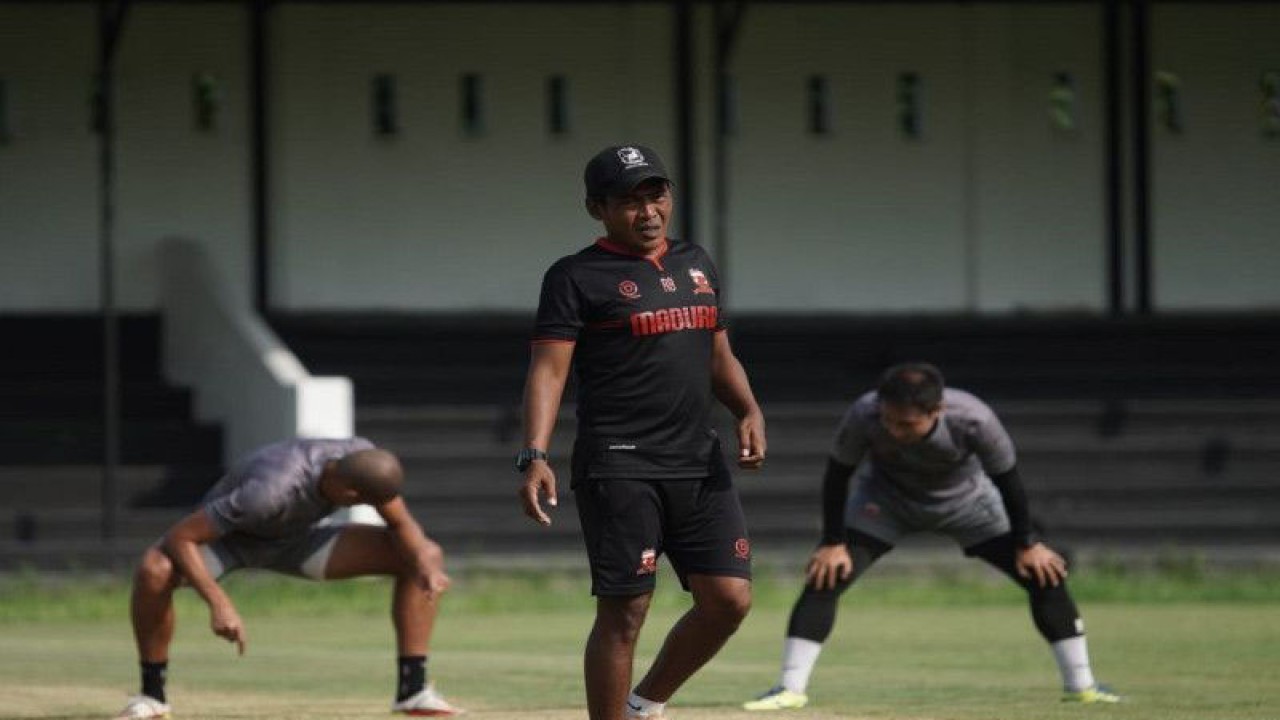 Asisten Pelatih Madura United FC Rakhmad Basuki memimpi latihan di lapangan Madura United Football Academy (MUFA) Pamekasan, Jawa Timur, Senin (13/3) (Abd. Aziz)