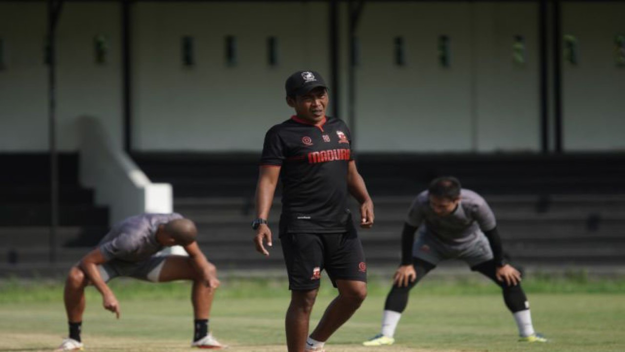 Pelatih Interim Madura United FC Rakhmad Basuki memimpin latihan menjelang laga melawan PSM Makassar yang akan digelar pada 31 Maret 2023. (ANTARA/HO-Madura United)