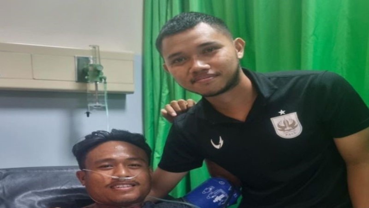 Ricki Ariansyah (Rian) foto bersama dengan pemain PSIS Semarang. Saat ini kondisi Rian mulai membaik. (ANTARA/HO-Madura United FC)