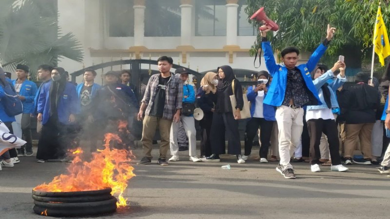 Para mahasiswa PMII saat melakukan aksi demo di depan kantor Bupati Ponorogo di Ponorogo, Senin (20/3/2023) (ANTARA/HO - SDP)
