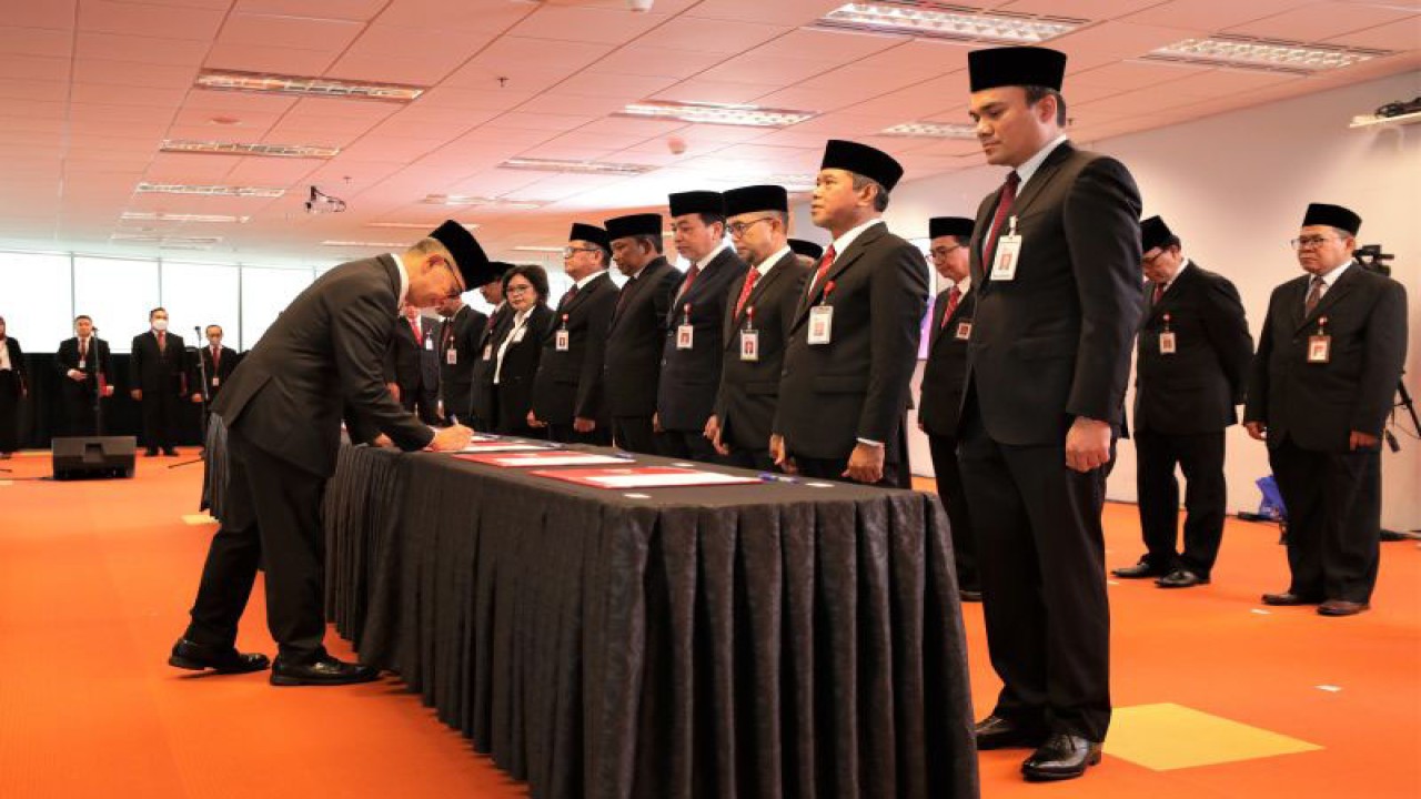 Ketua Dewan Komisioner Otoritas Jasa Keuangan (OJK) Mahendra Siregar melantik dan mengambil sumpah jabatan 22 pimpinan satuan kerja pejabat setingkat deputi komisioner dan kepala departemen, di Kantor OJK, Jakarta, Rabu (1/3/2023). ANTARA/HO-OJK/pri.