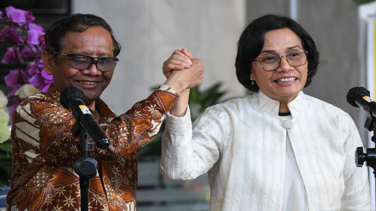 Menteri Koordinator Bidang Politik Hukum dan Keamanan (Menko Polhukam) Mahfud MD (kiri) dan Menteri Keuangan (Menkeu) Sri Mulyani (kanan) berjabat tangan usai menyampaikan keterangan kepada wartawan terkait dugaan transaksi gelap karyawan Kemenkeu di Kantor Kemenkeu, Jakarta, Sabtu (11/3/2023). ANTARA FOTO/Aditya Pradana Putra/foc. (ANTARA FOTO/ADITYA PRADANA PUTRA)