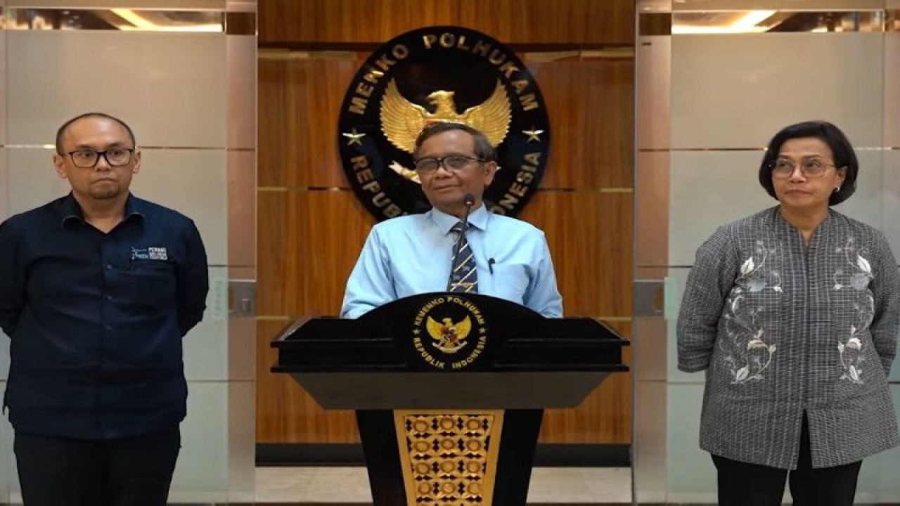 Tangkapan layar - Menteri Koordinator Bidang Politik, Hukum, dan Keamanan (Menkopolhukam) Mahfud MD (tengah) memberikan keterangan pers didampingi Menteri Keuangan Sri Mulyani Indrawati (kanan) serta Kepala Pusat Pelaporan dan Analisis Transaksi Keuangan (PPATK) Ivan Yustiavandana selepas rapat di Kantor Kemenkopolhukam, Jakarta, Senin (20/3/2023). (ANTARA/Gilang Galiartha)