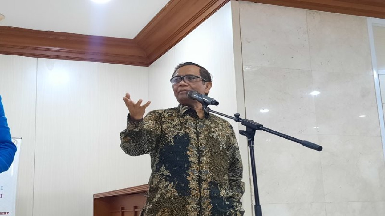 Menteri Koordinator Bidang Politik, Hukum, dan Keamanan (Menko Polhukam) Mahfud MD dalam konferensi pers usai Rapat Dengar Pendapat Umum (RDPU) di kompleks parlemen, Jakarta, Rabu (29/3/2023). (ANTARA/Fath Putra Mulya)