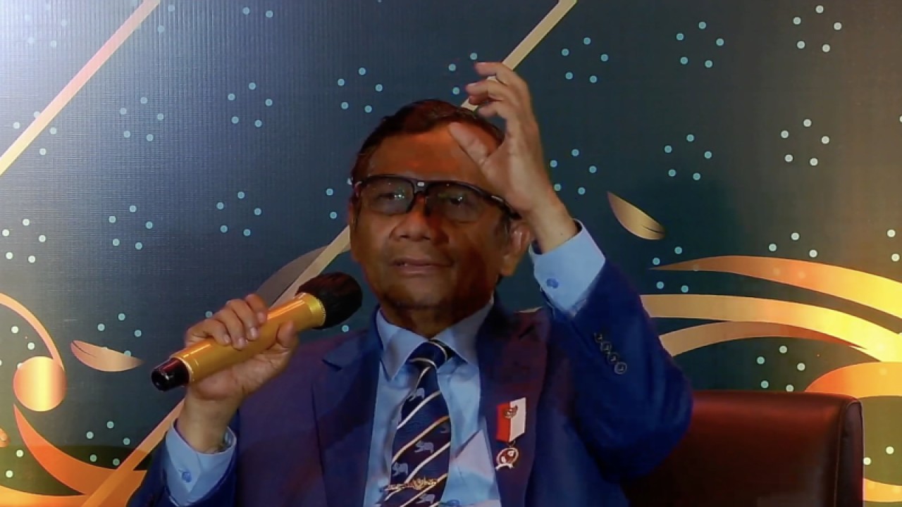 Tangkapan layar Menteri Koordinator Bidang Politik, Hukum, dan Keamanan Mahfud MD menyampaikan paparan dalam Acara Puncak Peringatan Hari Ulang Tahun Ikatan Hakim Indonesia (IKAHI), dipantau di kanal YouTube PP IKAHI, Jakarta, Senin (20/3/2023). ANTARA/Putu Indah Savitri