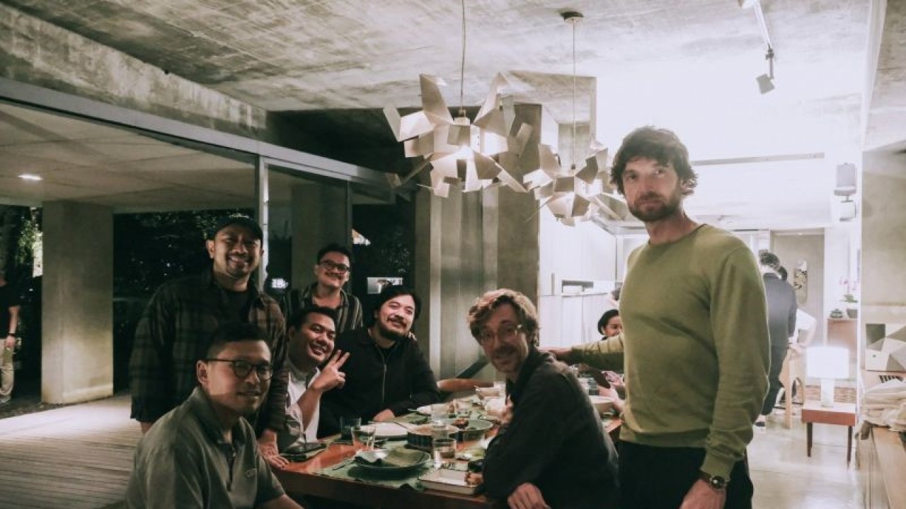 Duo asal Norwegia, Kings of Convenience makan malam bersama tim promotor dan solois Bilal Indrajaya juga Kurosuke di Jakarta, Rabu (8/3). (ANTARA/Twitter/Bilal Indrajaya)