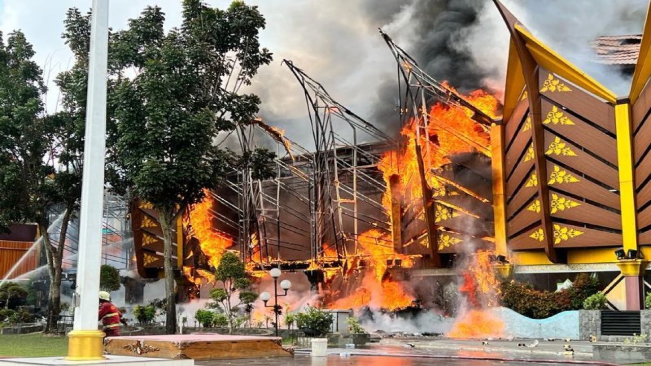 Kebakaran di Gedung Mal Pelayanan Publik Pekanbaru pada Minggu pagi. (ANTARA/Annisa Firdausi)