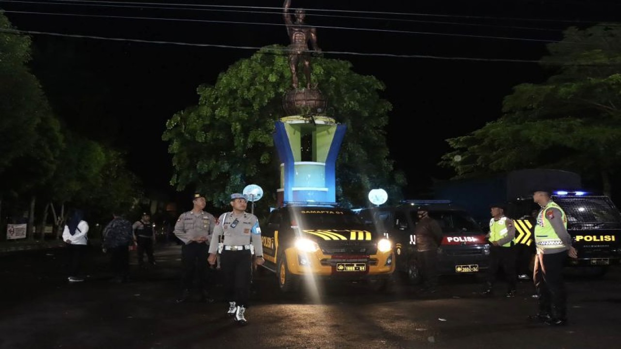 Arsip - Petugas Polres Malang pada saat melakukan patroli untuk mengantisipasi aksi balap liar di wilayah Kabupaten Malang, Jawa Timur. (ANTARA/HO-Humas Polres Malang)