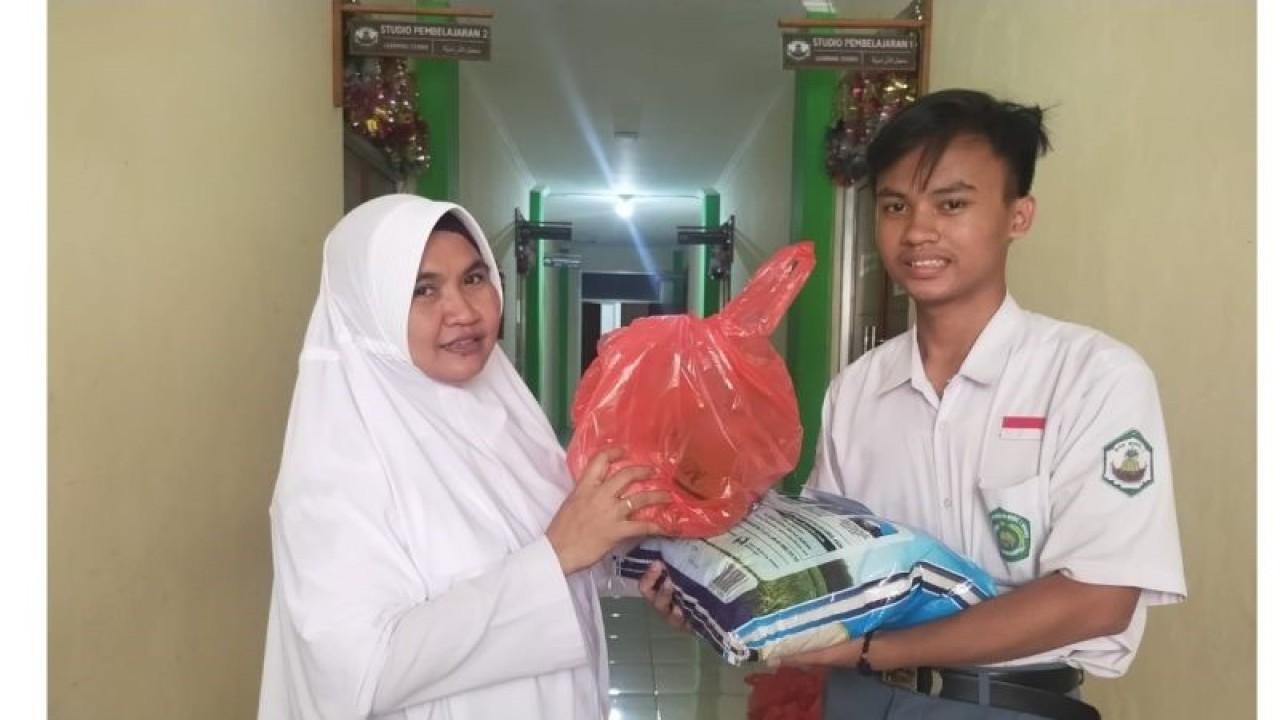 Madrasah Aliyah Negeri (MAN) Model 1 Plus Keterampilan Manado, saat menyerahkan zakat, di Manado, Kamis (23/3/2023). ANTARA/Nancy L Tigauw. (1)