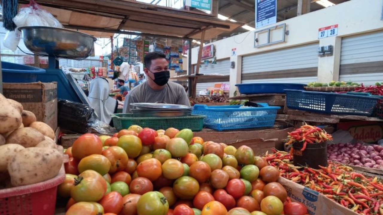 Harga berbagai kebutuhan pokok di Pasar Karombasan Manado masih dalam kondisi stabil, Kamis (30/3/2023). ANTARA/Nancy L Tigauw.