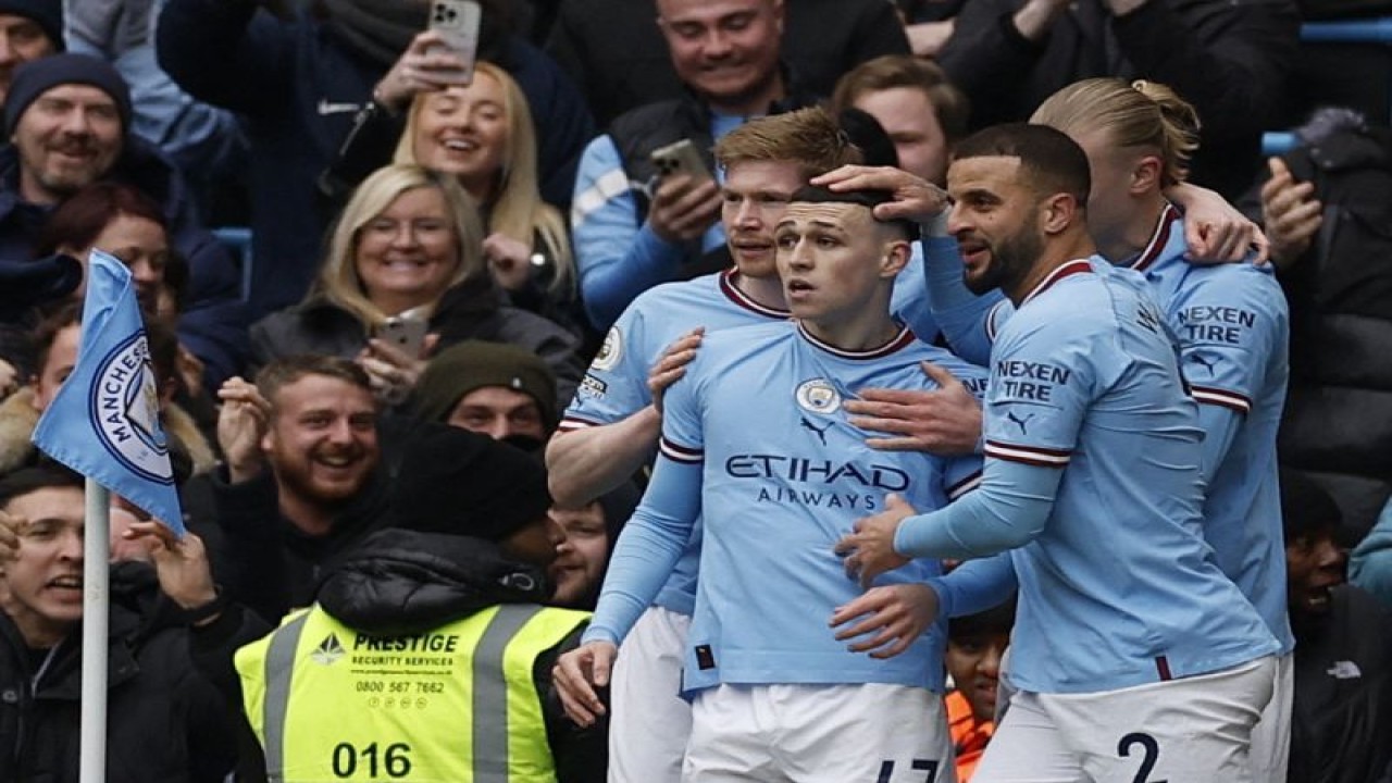Pemain Manchester City merayakan gol yang dicetak Phil Foden (tengah) ke gawang Newcastle United dalam pertandingan Liga Premier Inggris di Etihad Stadium pada 4 Maret 2023. ANTARA/Reuters/JASON CAIRNDUFF