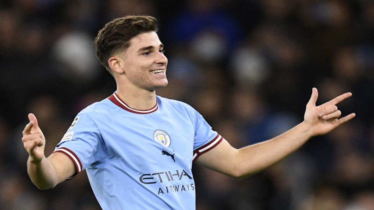 Penyerang Manchester City asal Argentina Julian Alvarez saat melakukan selebrasi setelah mencetak gol dalam pertandingan grup Liga Champions lawan Sevilla di Etihad Stadium pada 2 November 2022. ANTARA/AFP/OLI SCARFF