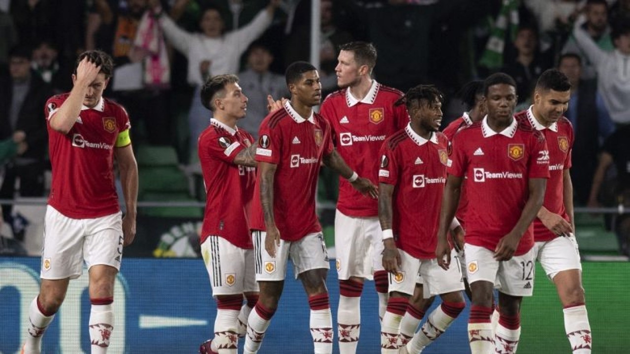 Pemain Manchester United merayakan gol yang dicetak Marcus Rashford (ketiga kiri) dalam pertandingan leg kedua babak 16 besar Liga Europa melawan Real Betis di Benito Villamarin pada 17 Maret 2023. ANTARA/AFP/JORGE GUERRERO