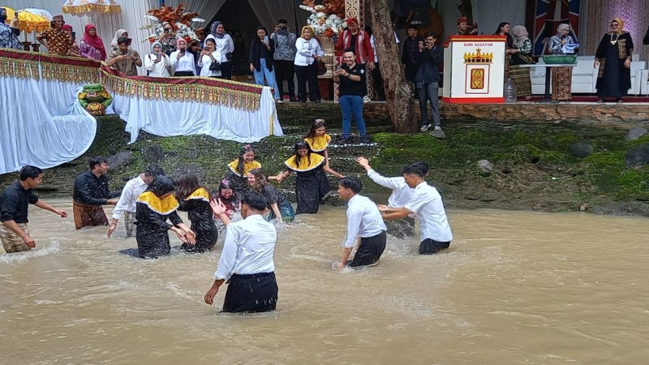 Para muda mudi tengah mengikuti prosesi Belangiran atau mandi di sungai guna menyucikan diri menyambut bulan Ramadhan di kawasan Wisata Batu Putu Bumi Kedaton Resort, Bandarlampung, Kamis (9/3/2023) (ANTARA/Agus Wira Sukarta) (ANTARA/HO)