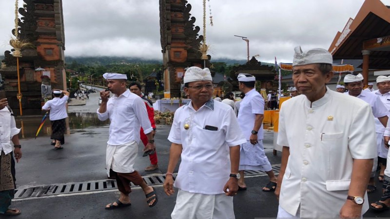 Gubernur Bali Wayan Koster bersama anggota DPD RI I Made Mangku Pastika saat meninjau kawasan Pura Agung Besakih di Karangasem, Senin (6/3/2023). ANTARA/Ni Putu Putri Muliantari