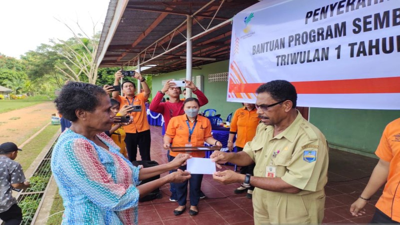 Penyaluran Bantuan BSP dan PHK di Manokwari (ANTARA/Tri Adi Santoso)