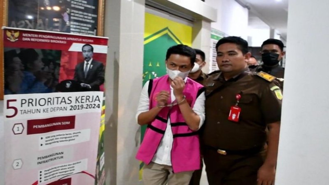 Penahanan terhadap mantan Ketua KPU Kabupaten Tanjabtim oleh jaksa kejari setempat atas kasus tindak pidana korupsi, Kamis (9/3/23). ANTARA/HO