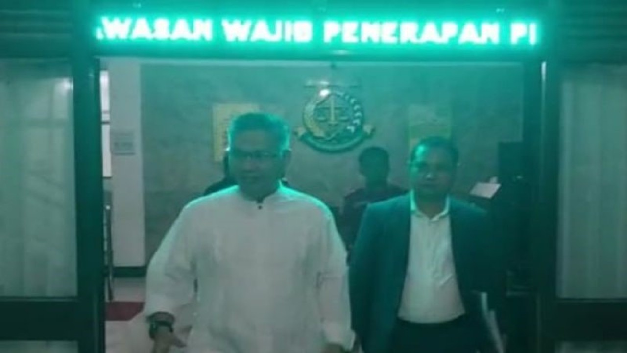 Mantan Wali Kota Kendari inisial SK saat keluar dari Kantor Kejati Sultra, Kamis (16/3/2023) malam (ANTARA/Harianto)