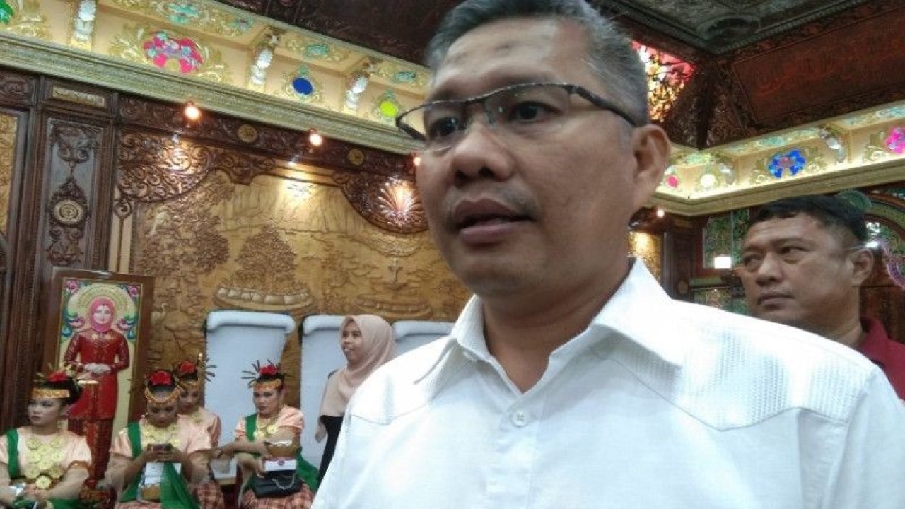 Wali Kota Kendari Sulkarnain Kadir yang terpilih sebagai Ketua IKA SMA 4 Kendari di Kendari, Sulawesi Tenggara, Minggu (9/10/2022). (ANTARA/Harianto)