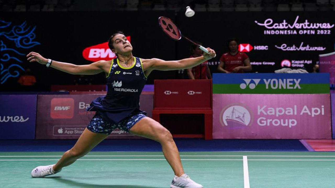 Pebulu tangkis tunggal putri Spanyol Carolina Marin mengembalikan kok ke arah pebulu tangkis Denmark Julie Dawall Jakobsen dalam babak 32 besar Indonesia Open 2022 di Istora Senayan, Jakarta, Selasa (14/6/2022). ANTARA FOTO/Sigid Kurniawan/wsj. (ANTARA FOTO/SIGID KURNIAWAN)