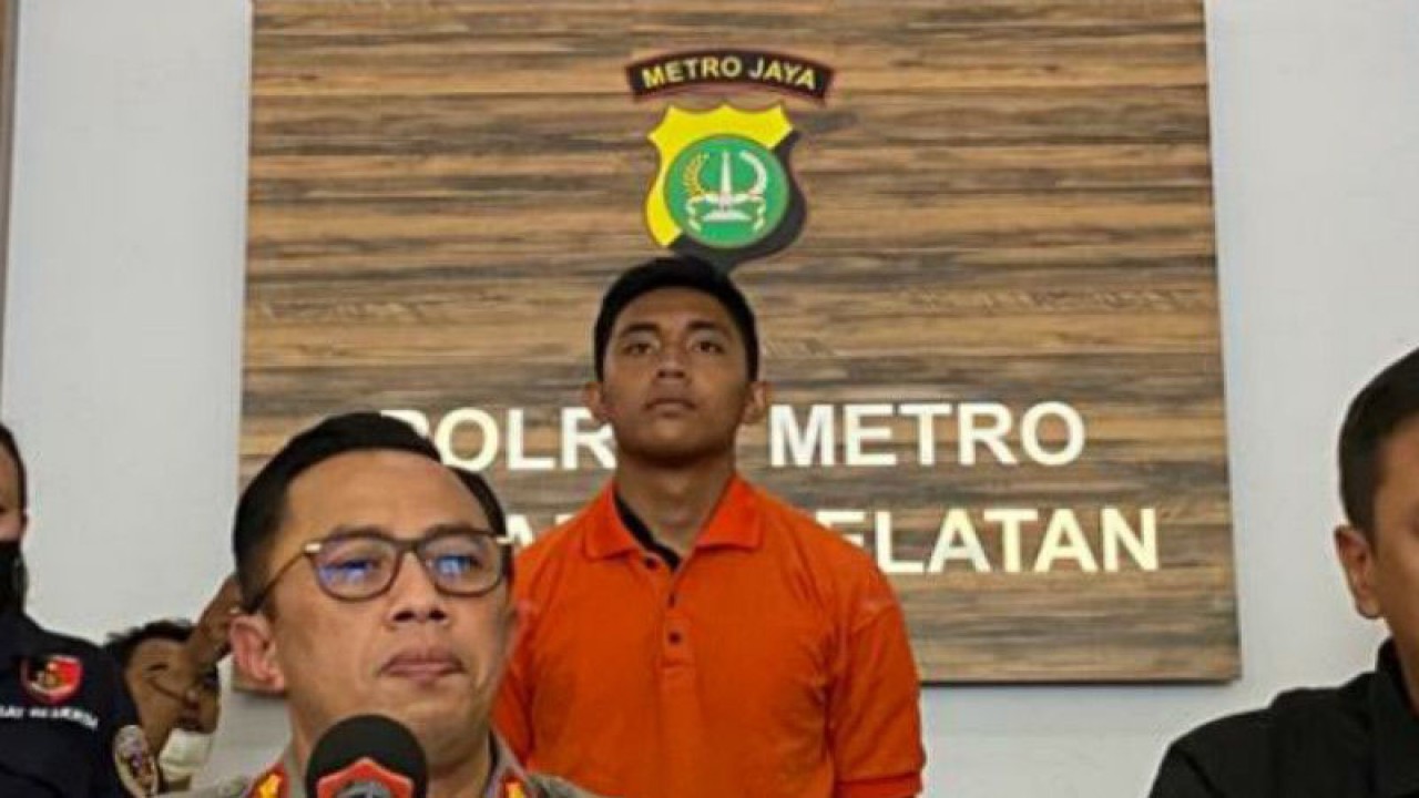 Tersangka berinisial MDS berumur 20 tahun (baju orange) yang diduga menganiaya korban berinisial D (17) di kawasan Ulujami, Pesanggrahan, Jakarta, Rabu (22/2/2023). ANTARA/Luthfia Miranda Putri